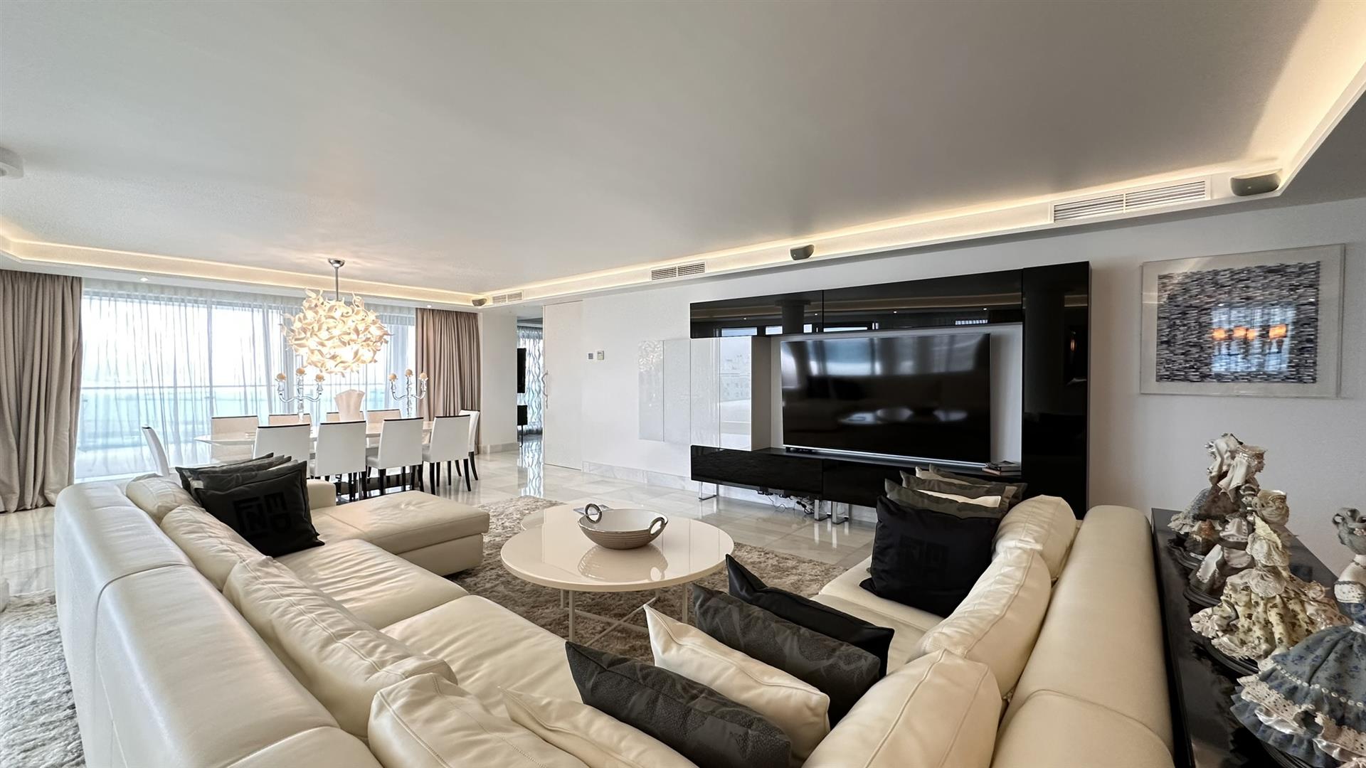 Image of Apartment - 1 Bedrooms - 1 Bathrooms for Sale in Royal Ocean Plaza-Gibraltar, Image 2